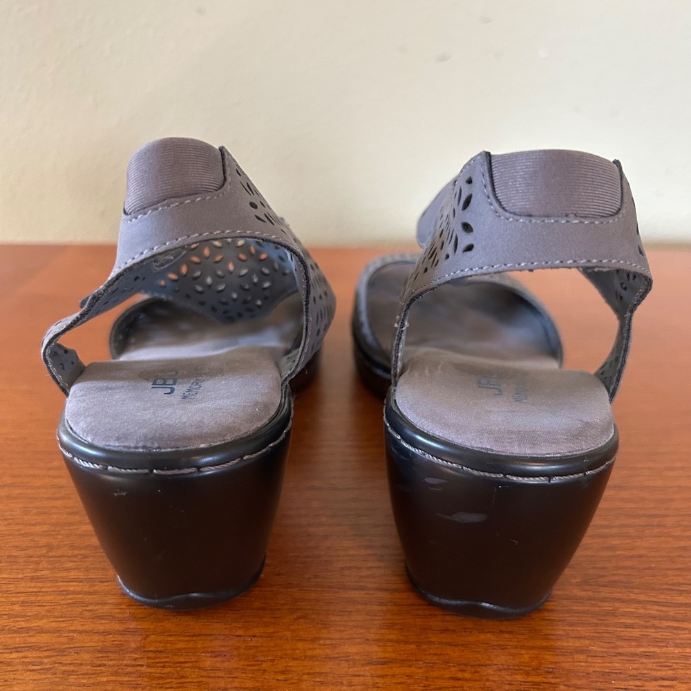 JBU Chloe Wedge Cushioned Sandals‎ Gray Vegan Leather Laser Cut Floral Size 8 - Picture 3 of 7